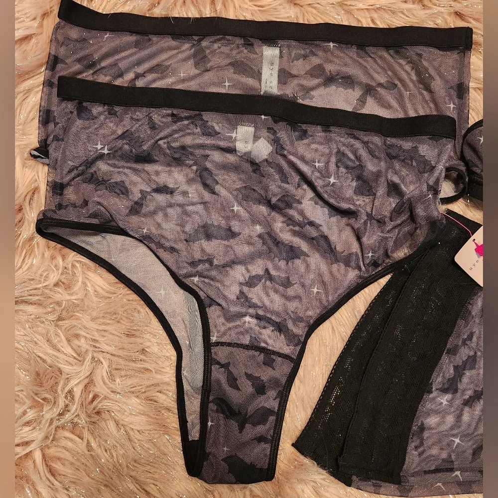 Plus Size Uye Surana BAT Lingerie Set - Picture 6 of 9